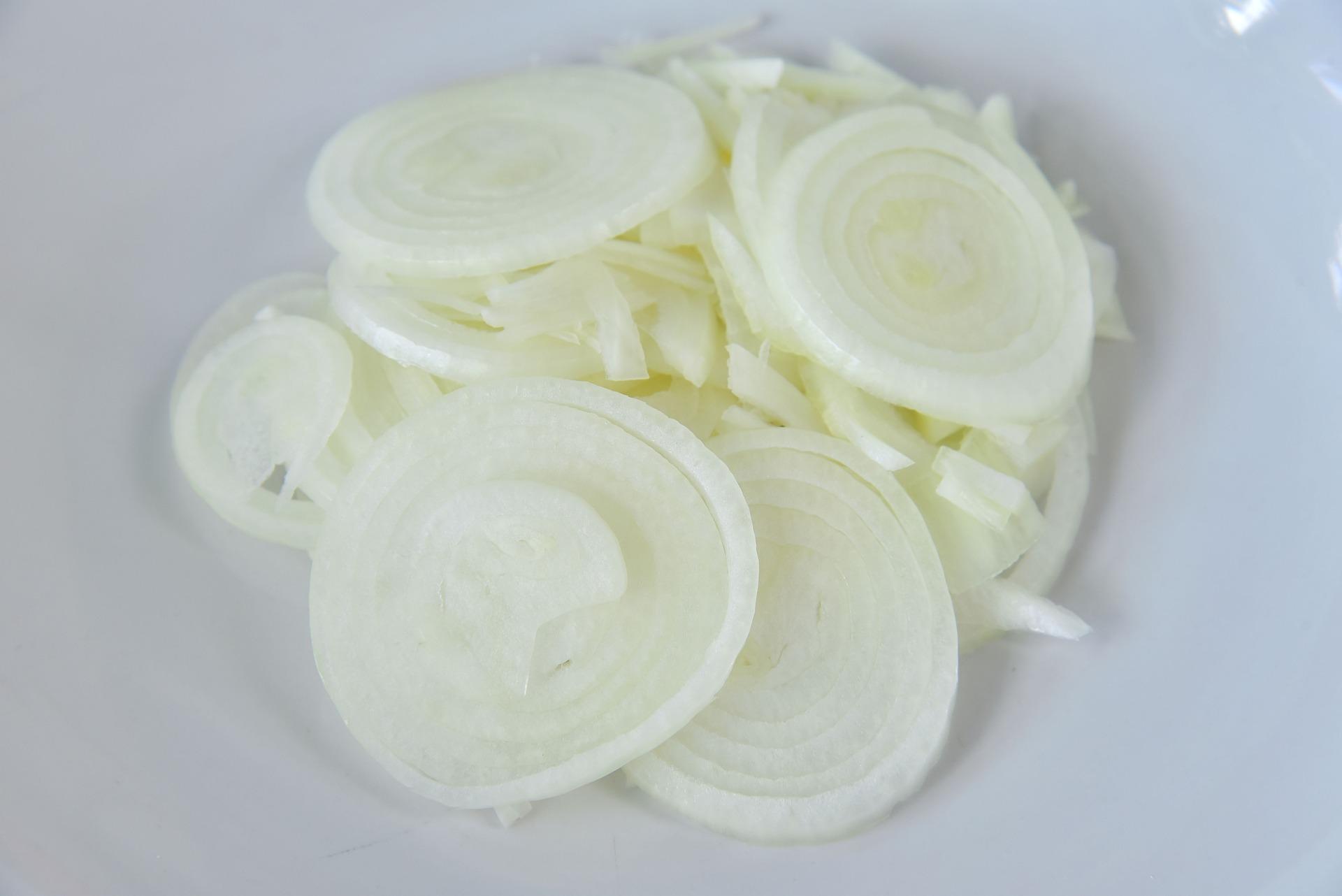 Chopped onions (public domain)