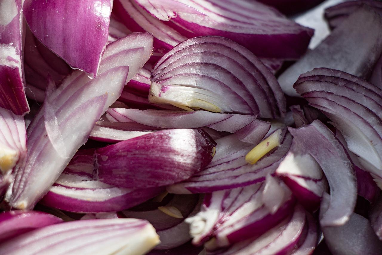 Cut shallots (public domain)