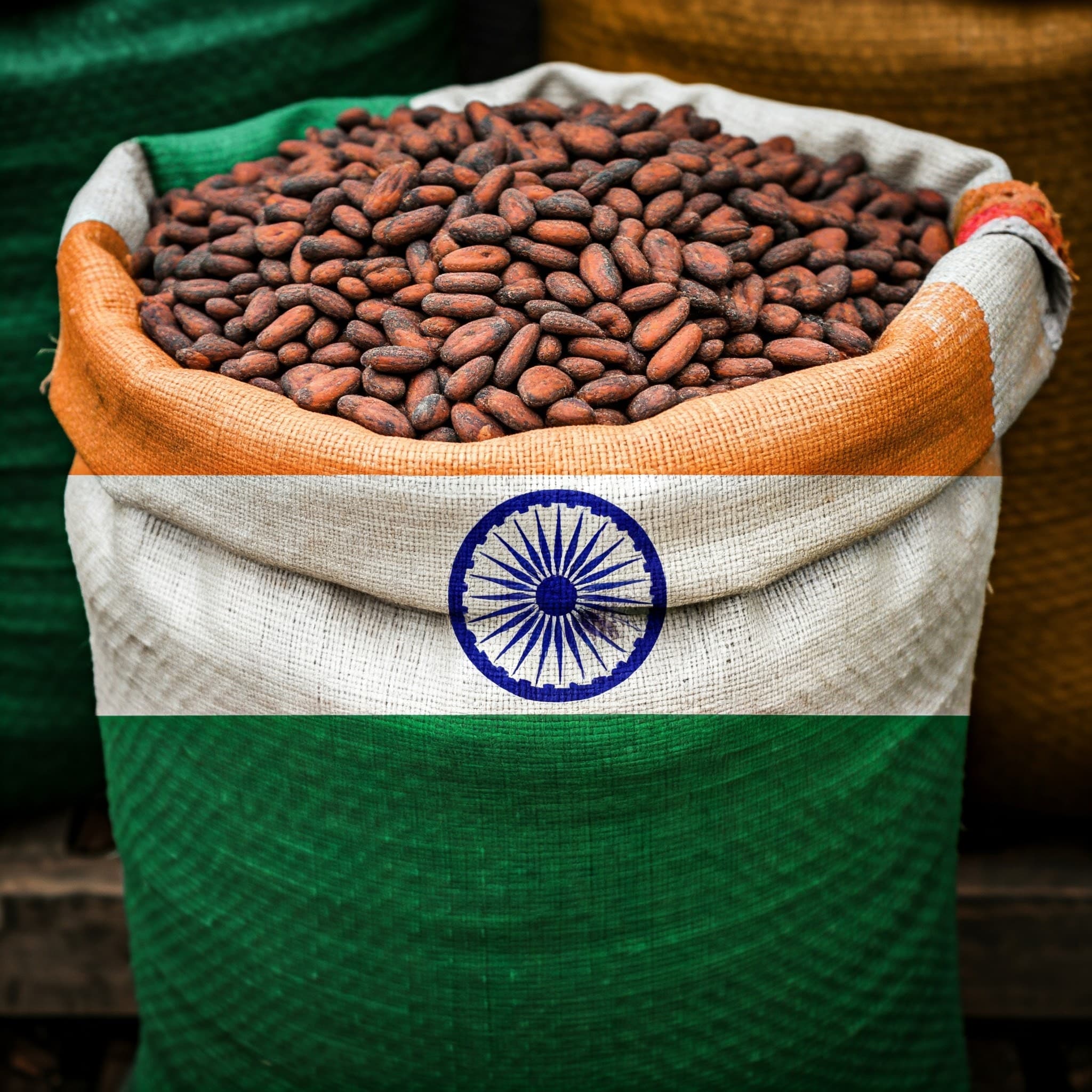 Fèves de cacao dans un sac avec le drapeau de l'Inde (image générée par IA)