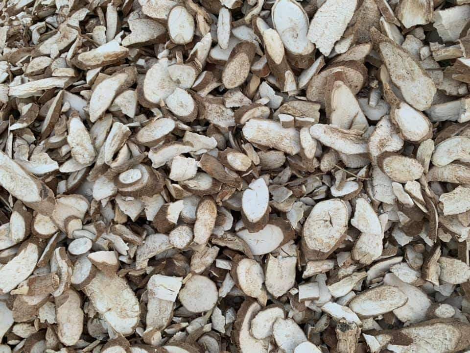 Chips de manioc séchés non épluchés (Deko Group / domaine public).